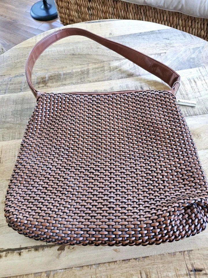 Cesta de cuero sintético tejido Nine West para mujer con cierre de cremallera correa única Foto 3 de 4