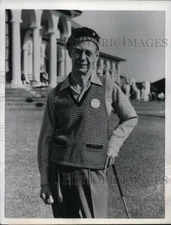 1956 Press Photo Sam P. Weems demonstrates golf attire at Pinehurst Country Club