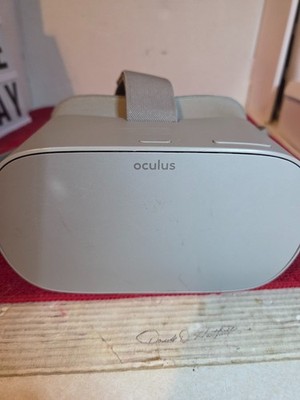 Oculus go vr headset model mh-A32 GB storage gray turns on charges up no remote