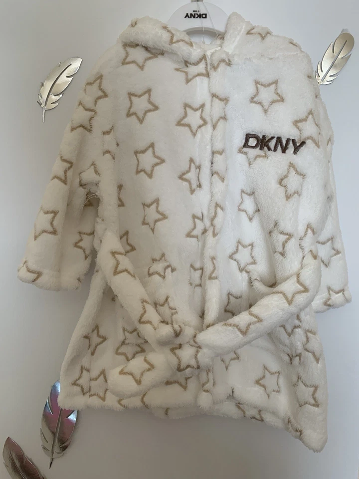 Albornoz con capucha y cinturón para bebé DKNY (talla 6-9 meses) Foto 2 de 4