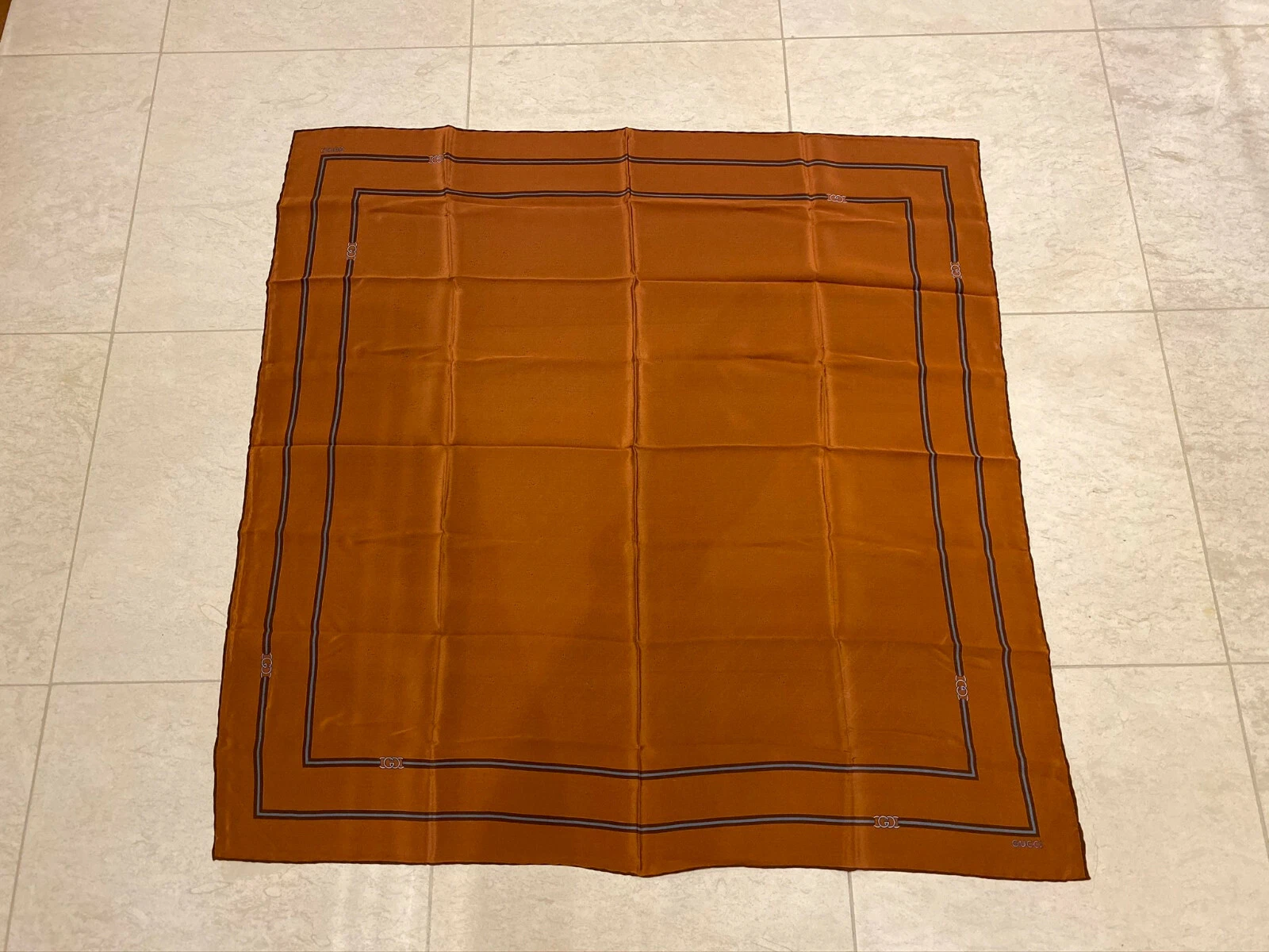 Grande écharpe en soie vintage Gucci