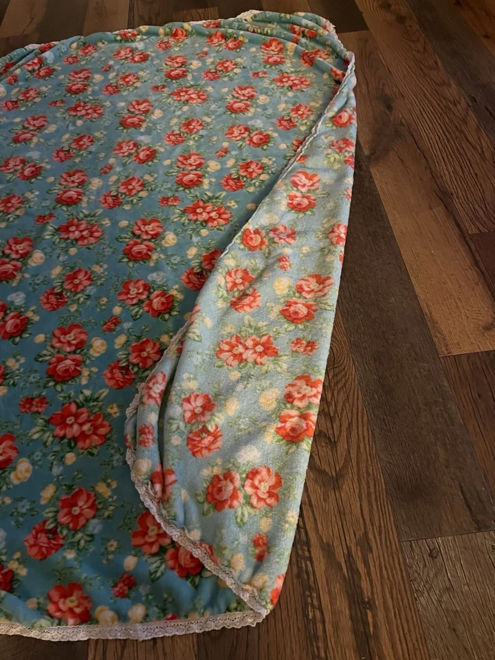"Manta de felpa de terciopelo floral de colección The Pioneer Woman con borde de encaje 70"" X 48""" Foto 3 de 4