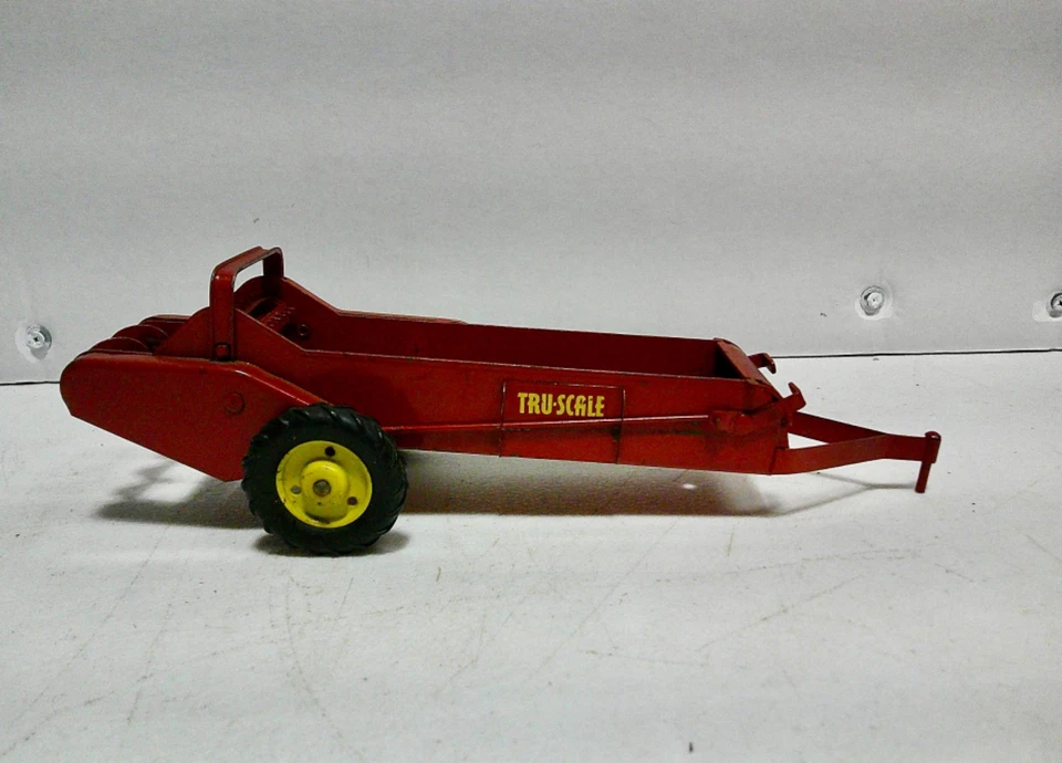 Vintage Tru-Scale manure spreader, yellow wheels. No box. - Image 2 of 4
