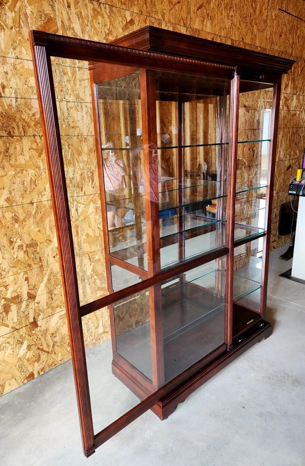 Armario Howard Miller Townsend Curio con Acabado Windsor Cereza, 4 Estantes de Vidrio Foto 4 de 4