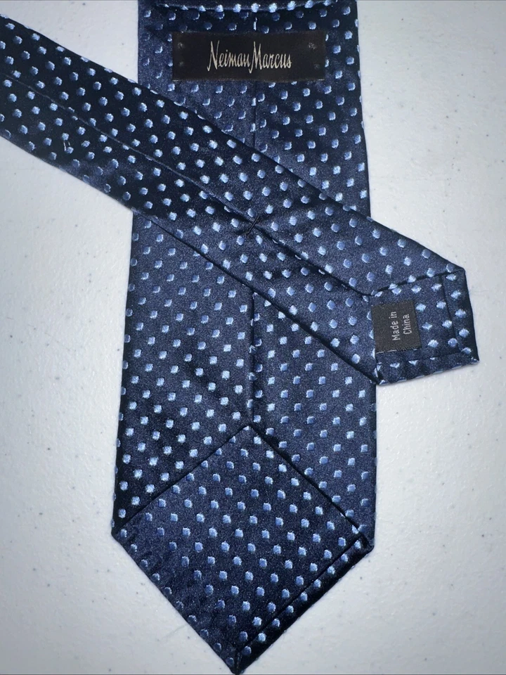 Corbata para hombre Neiman Marcus 3-5/8” de ancho usada en excelente estado diseñador 100 % seda azul con puntos REPP Foto 4 de 4