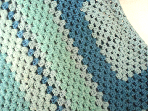 BIG SQUARE HAND KNIT/CROCHET WOOL BLUES & CREAM THROW BLANKET AFGHAN - Picture 5 of 8