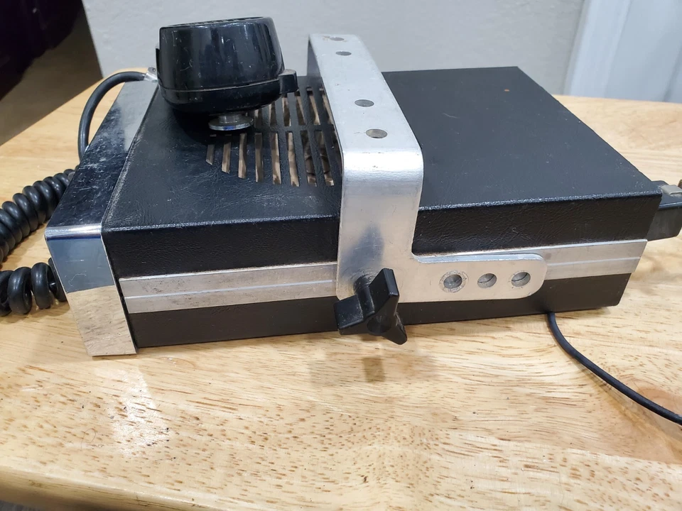 Vintage Regency HR-2A  Transceiver with Microphone and Cord Unknown Condition - Image 4 of 4