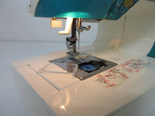 Jaguar JN-100 RAKU x RAKU MISHIN Game Boy Sewing Machine With Software / VHS - Picture 5 of 10