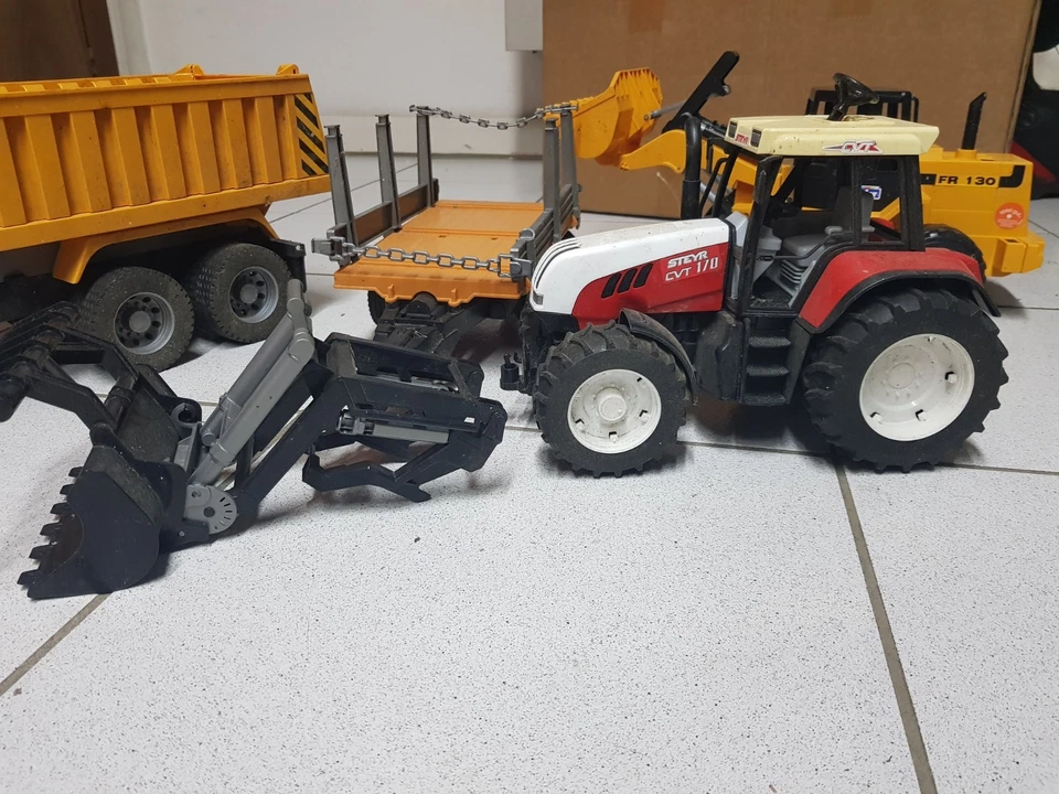 GIOCATTOLI PLASTICA Bruder. TRATTORE RUSPA CAMION scala 1:16 - Immagine 2 di 4