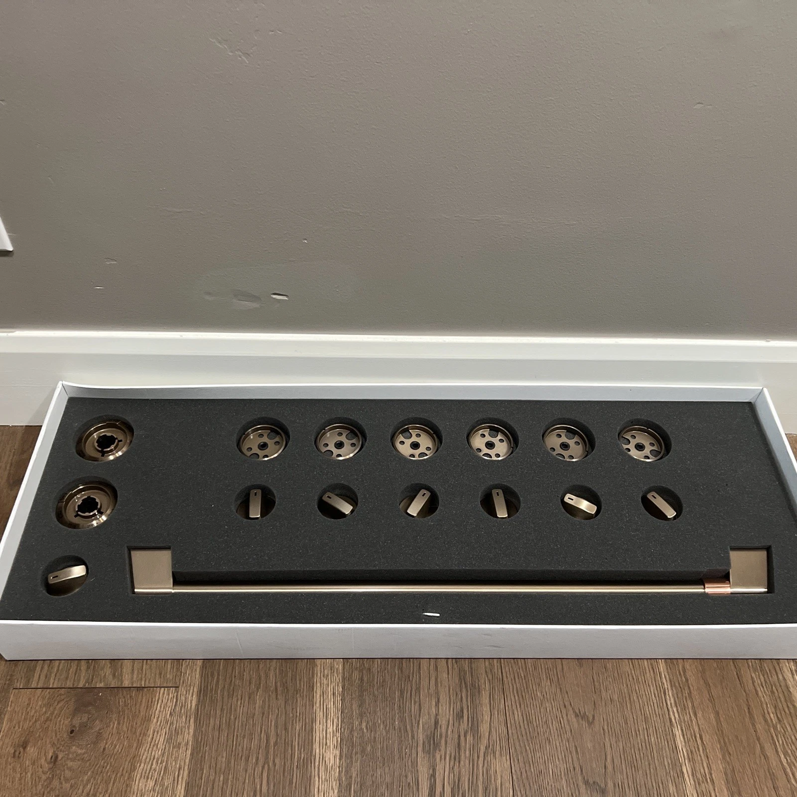 CAFÉ 36" Brushed Bronze Handle & Knob Set for Pro Range and Rangetop CXPR6HKPMBZ
Opens in a new wind