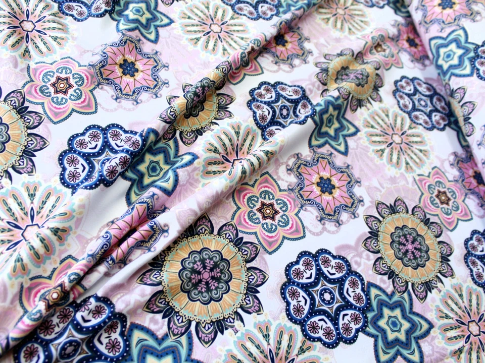 French Terry "Mandala ", (17,90 €/m),150 cm breit - Bild 3 von 3