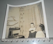 Altes Foto Vater mit Kind ,Wohnungseinrichtung 1960,Radio,Plattenspieler,Lampe