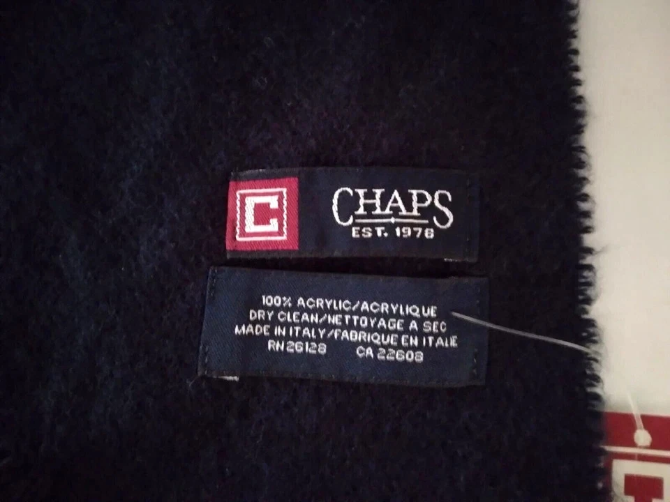 NUEVO CON ETIQUETAS CHAPS Bufanda con Flecos Azul Oscuro Reversible % 100 Acrílico Hecho en Italia Precio de venta sugerido por el fabricante 38 USD Foto 4 de 4