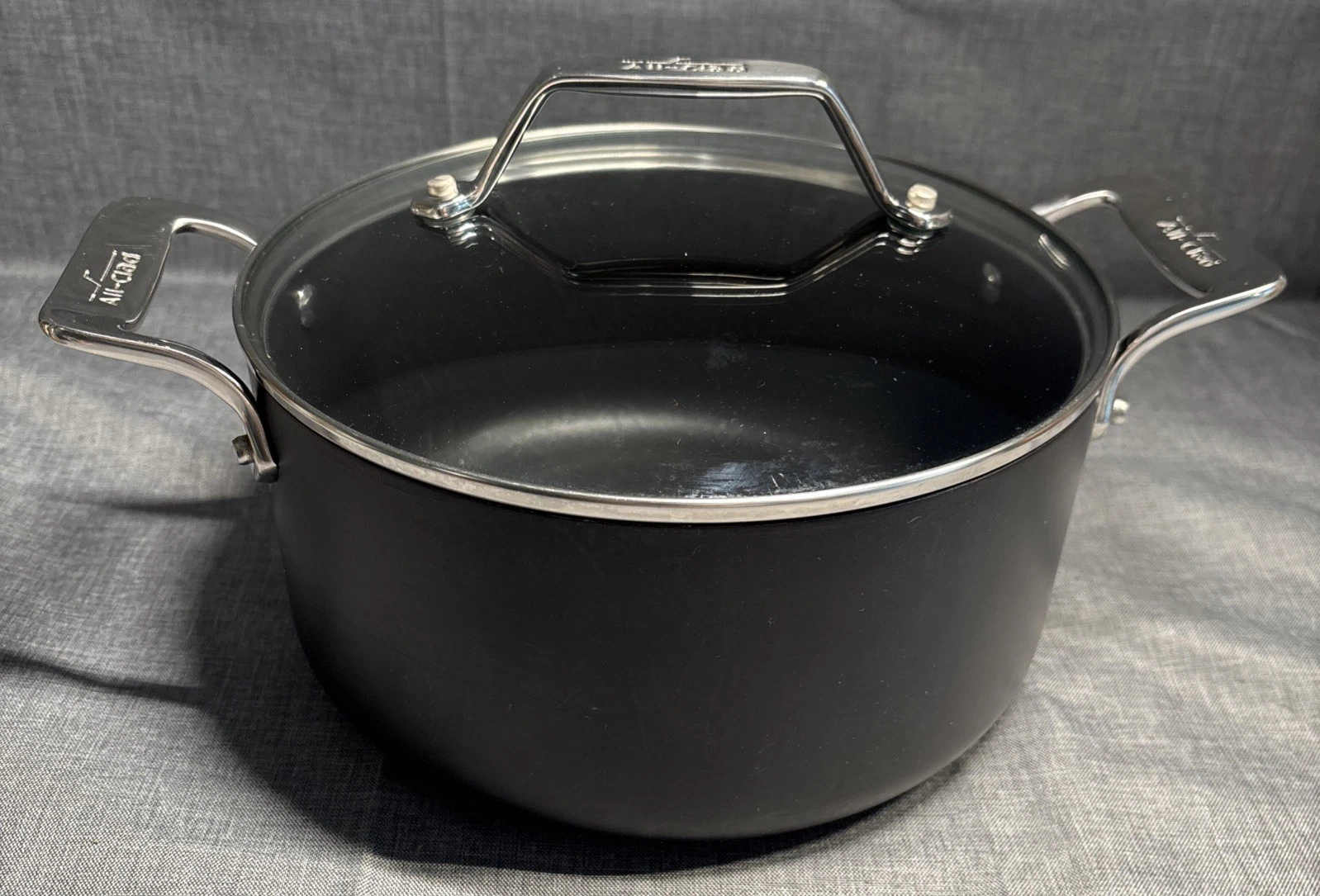 All-Clad Essentials 4 Qt. Nonstick Soup Pot With Lid. Very Clean Lightly Used