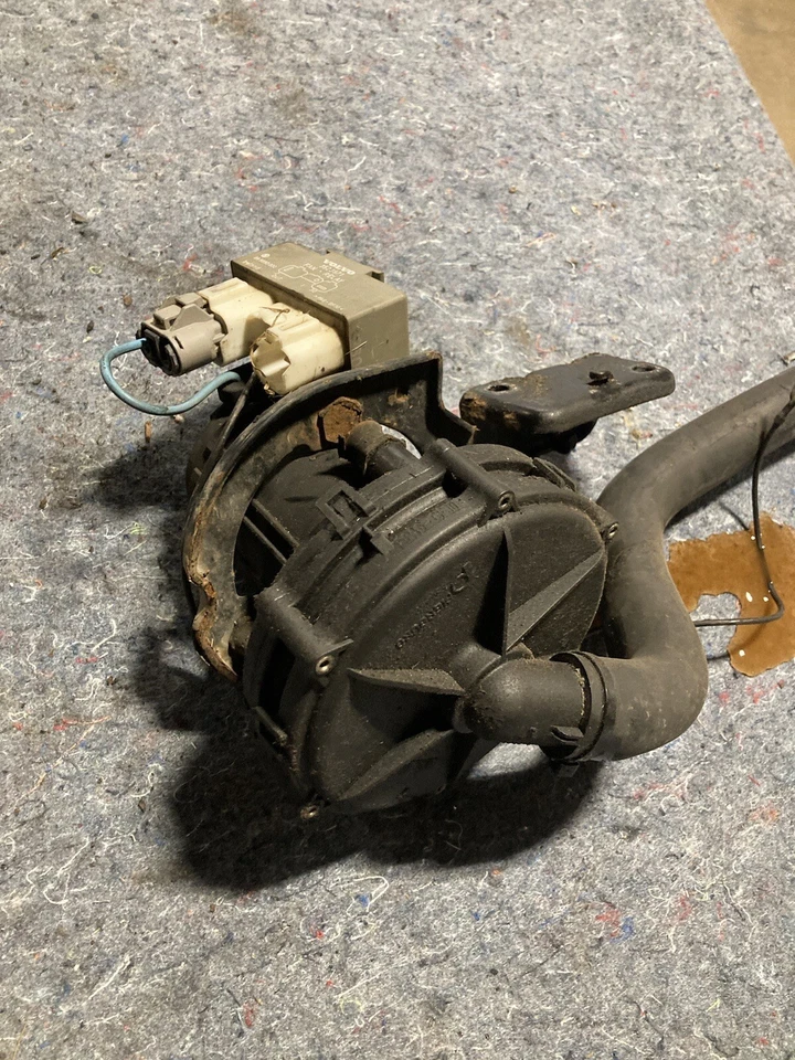 1992-1997 Volvo 850 GLT Secondary Air Pump Emissions Smog 1270558 OEM #683M - Image 4 of 4