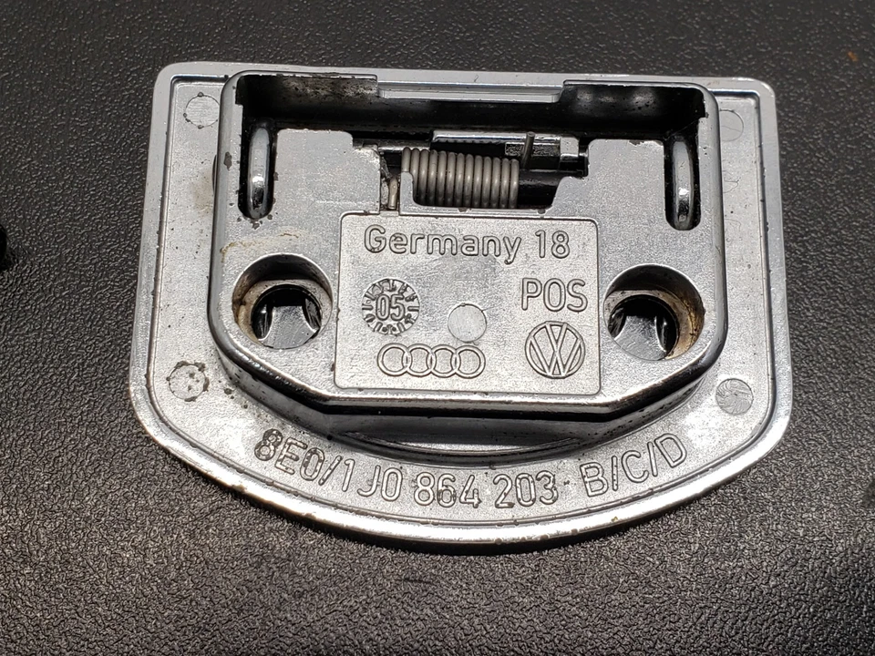 Anclaje de gancho de amarre OEM 1J0864203C para Audi A4 Quattro 1998-2008 Foto 3 de 3