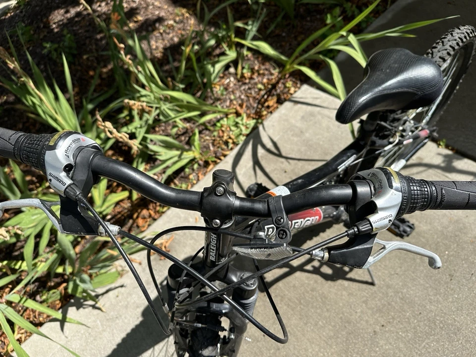 Bicicleta para niños Raleigh MTN Scout - negra Foto 2 de 3