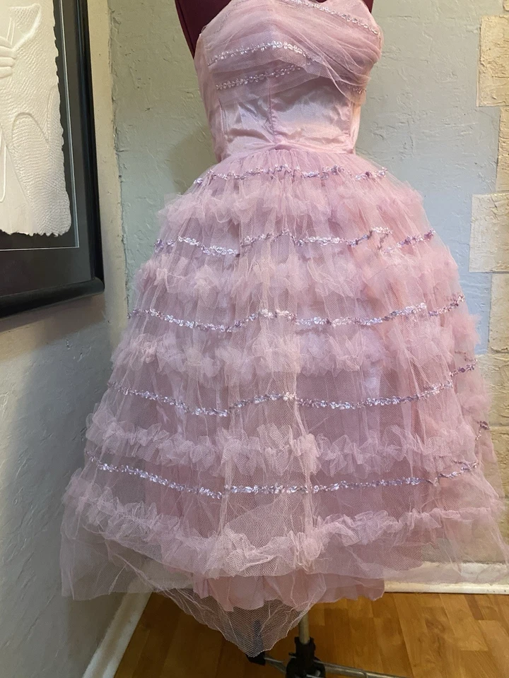 复古 20 世纪 50 年代舞会派对礼服粉色薄纱蛋糕全裙无袖海报 — 第 3/4 张图片