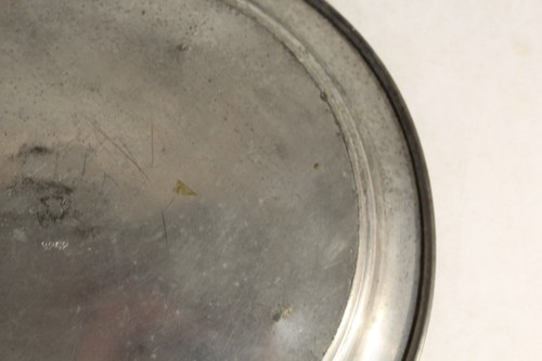 Plato de peltre antiguo monograma con jarra con sello 3262 - Imagen 15 de 19