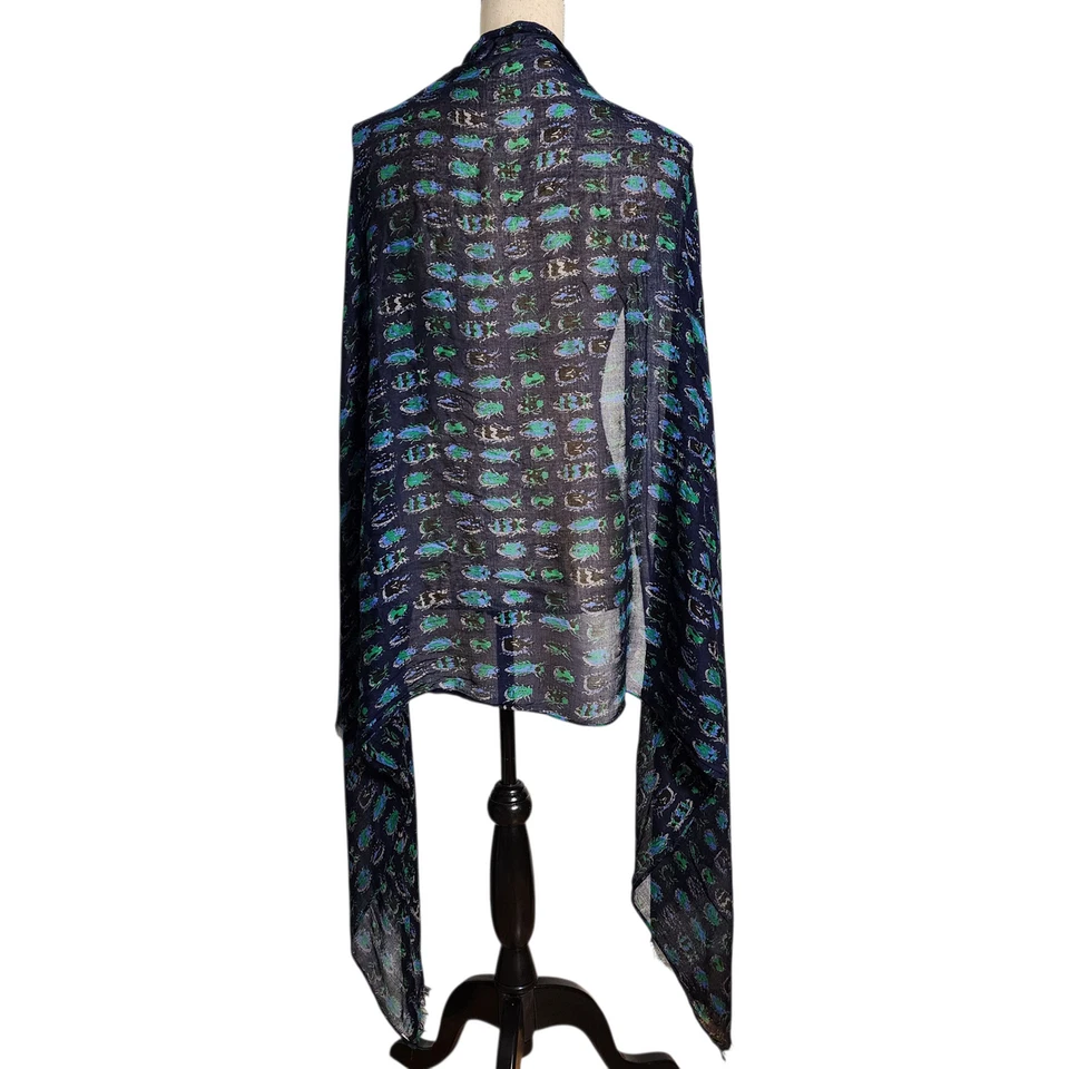 Xale boho vintage leve com estampa de insetos azul marinho com besouro... - Imagem 3 de 4