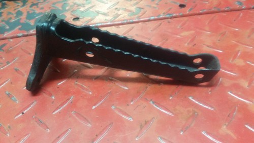 YAMAHA YFM 250 BEAR TRACKER > FOOT PEG REST # 4XE-F7411-00-00 - Picture 4 of 12