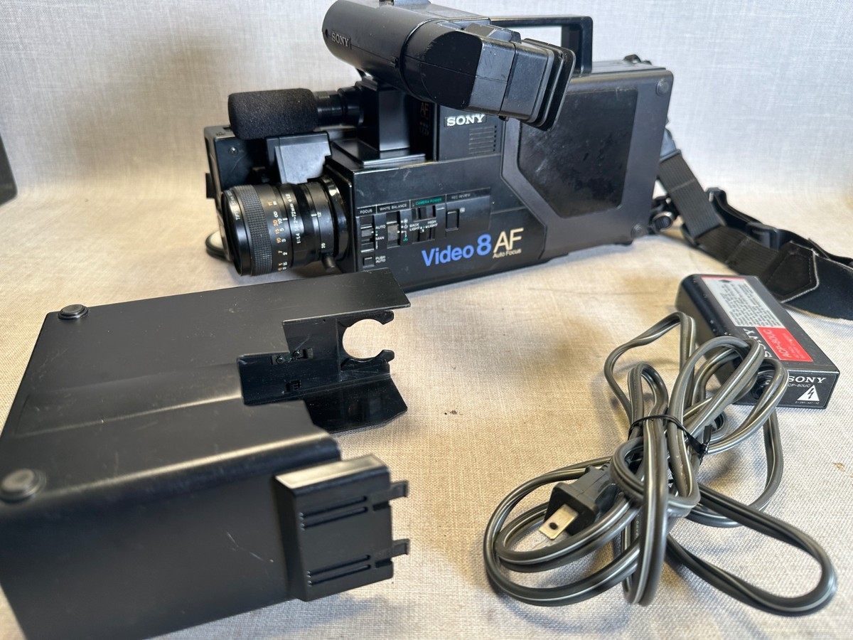 Sony CCD-V8AF 8mm Video 8 Camcorder w Power Adapter, Case, Manual