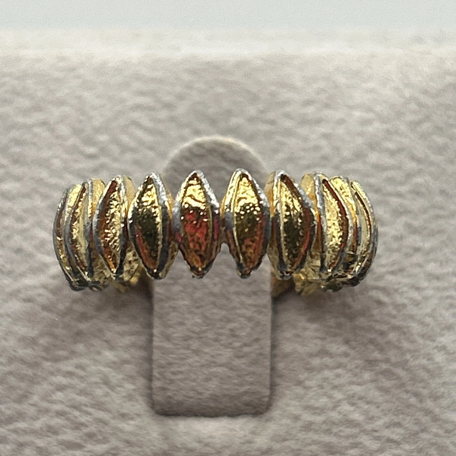 Bague vintage fantaisie  Doré  . Taille 53