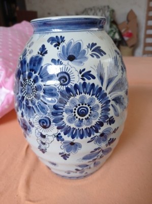DELFT ...herrliche VASE   30cm  '' mit feiner Handmalerei '' und andere Stücke da