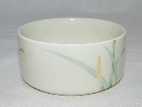 Beautiful Humming Bird & Floral Trinket / Jewelry Box / Round w/ Gold Color Trim - Picture 5 of 9