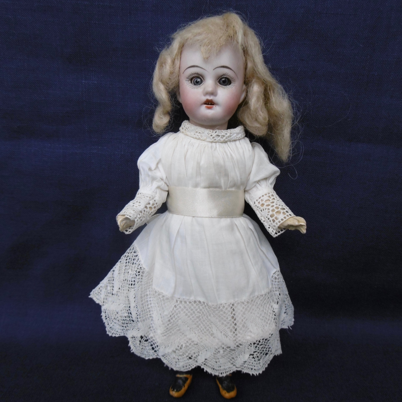 Poupée ancienne allemande en biscuit Hertwig Candy de 2 3/4 pouces avec shorty et chaussons - France