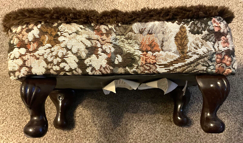 VINTAGE RECTANGULAR LOW FOOTSTOOL TAPESTRY COVERED FAUX FUR TRIM QUEEN ANNE LEGS - Picture 4 of 6