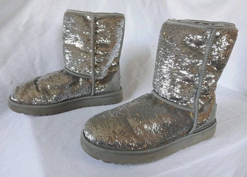 Bota UGG Para Mujer 9 Clásica Corta Cosmos Lentejuelas Plateada y Dorada Foto 2 de 4