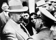 Foto antigua del presidente de México Lázaro Cárdenas enfrenta revuelta Cedilla 1938