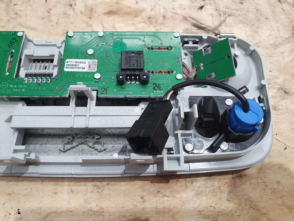 LUZ CORTESÍA AUDI A5 8T 10/07-12/11, NEGRA 8J0947140 Foto 4 de 4