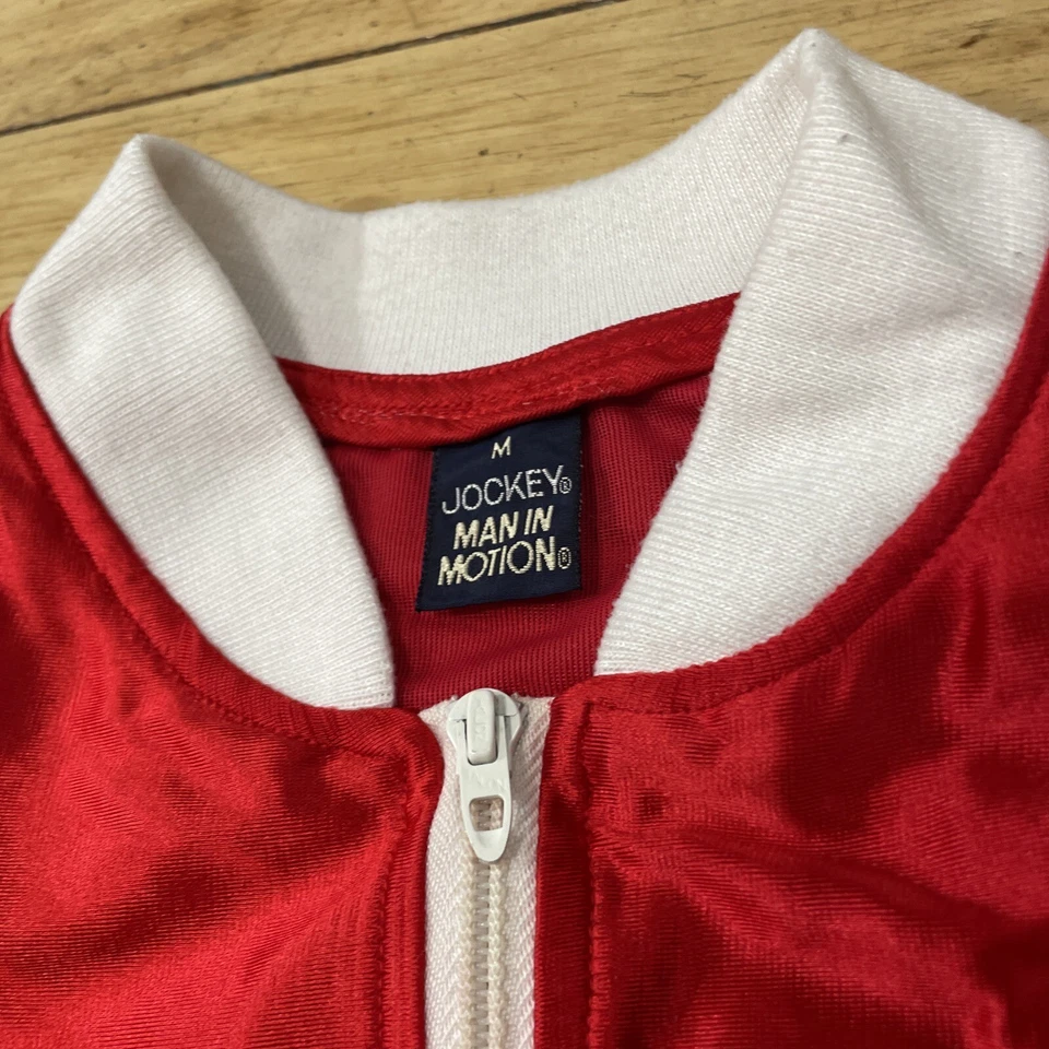 Chaqueta de Pista JOCKEY MAN IN MOTION Hombre M Rojo Satinado De Colección Años 80 90 Cortavientos 44" Foto 3 de 4