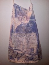 TABLIER LONDRES ANGLETERRE UK ROYAL WINDSOR CASTLE avec SOUVENIR BLEU/BLANC POCHE
