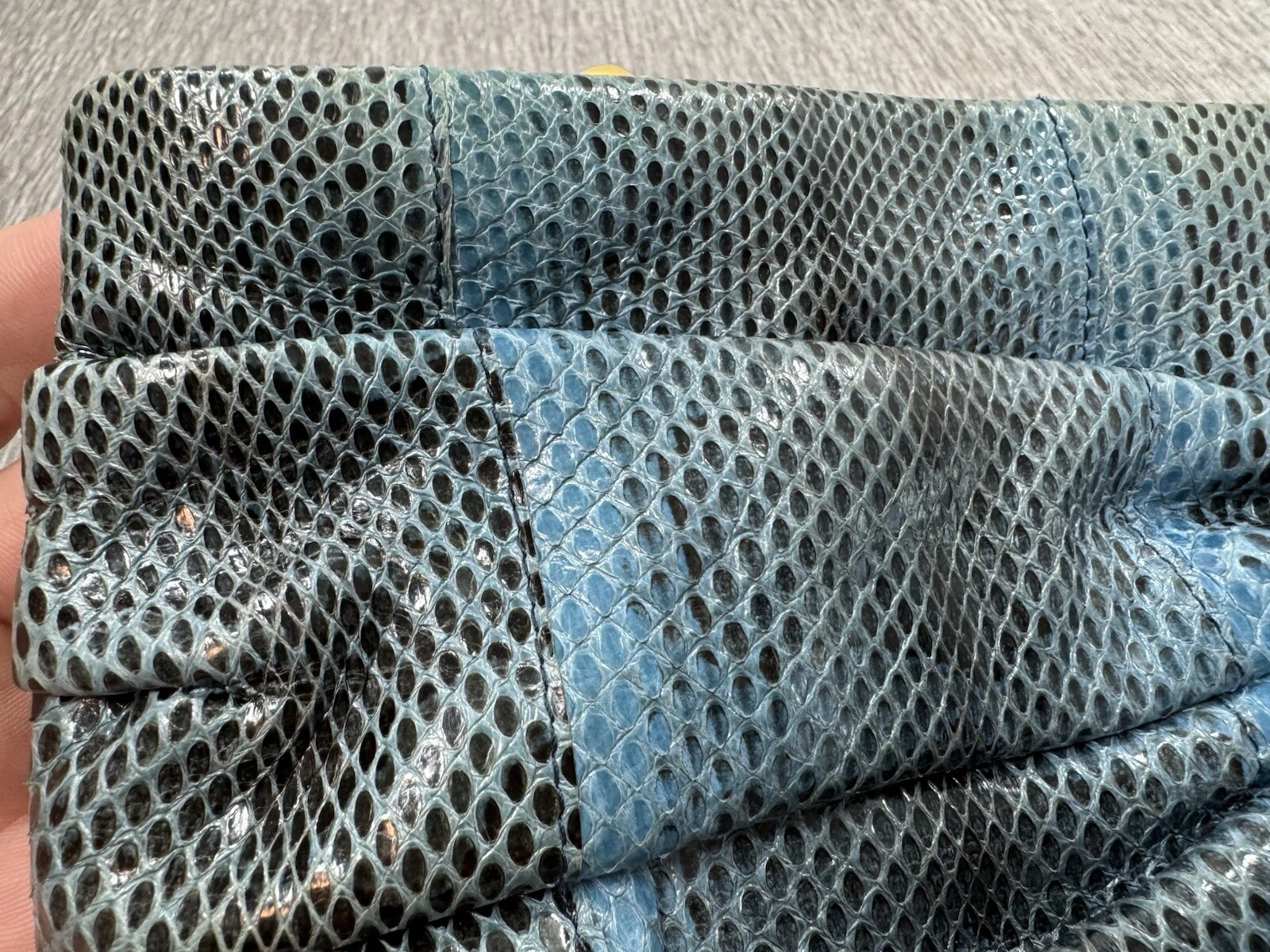 Borsa vintage Miu Miu grande pochette sera formale blu nero pelle di serpente pitone