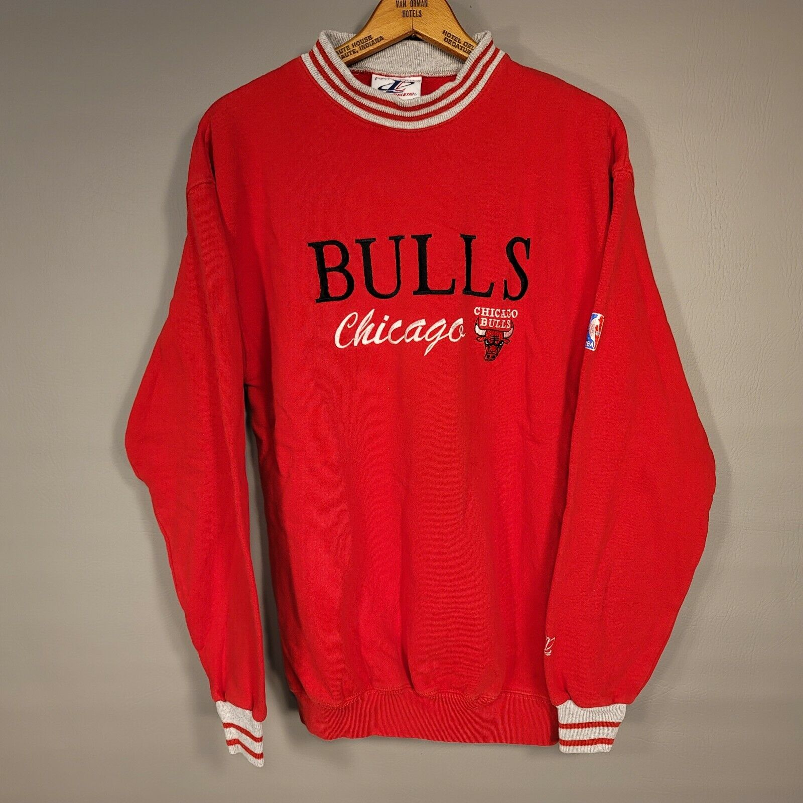 Chicago Bulls Vintage Bevelled NBA Crew Neck Jumper – Basketball Jersey  World