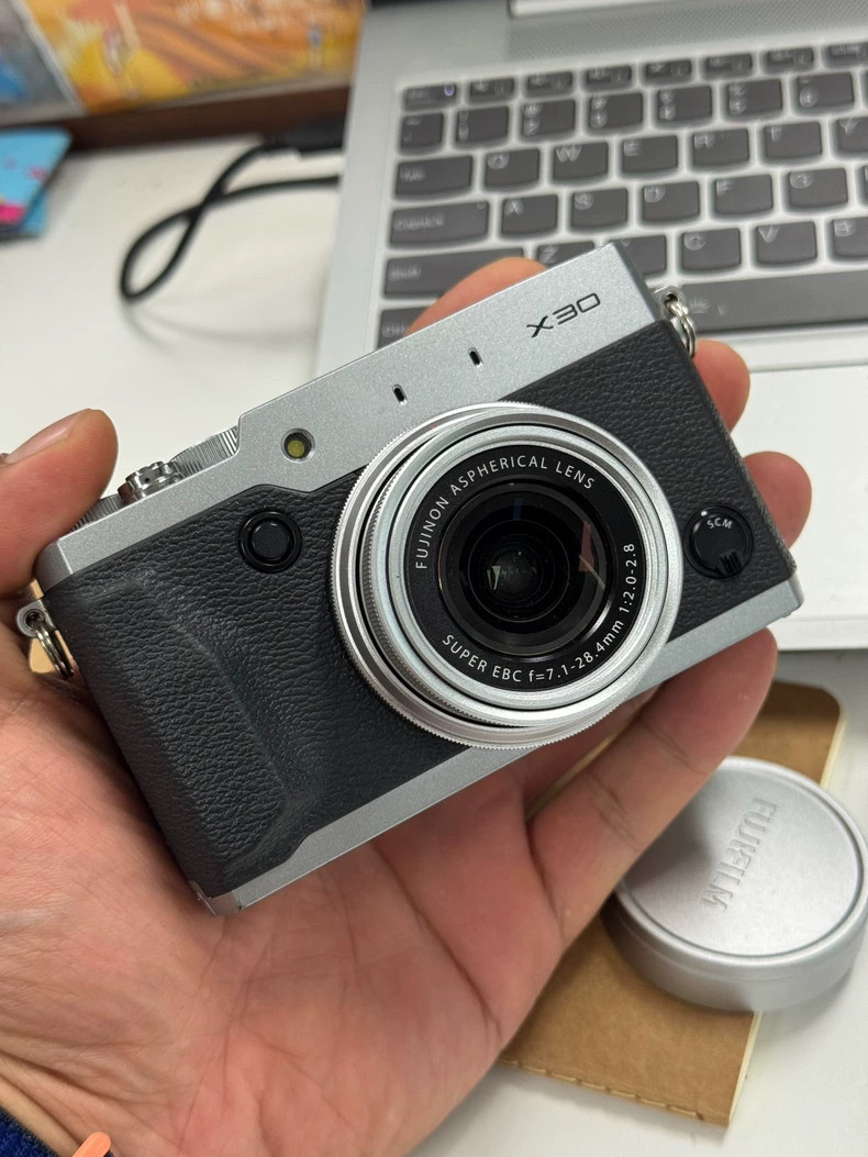 Fujifilm X30 12 MP Digital Camera with 3.0-Inch LCD Silver Fujifilm X30 12 MP Digital Camera with 3.0-Inch LCD Silver
