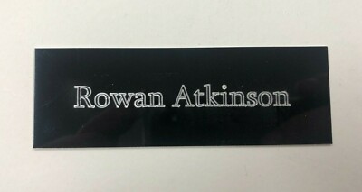 Rowan Atkinson - 105 x 35 mm gravierte Plakette für signiertes Mr Bean Memorabilia Display