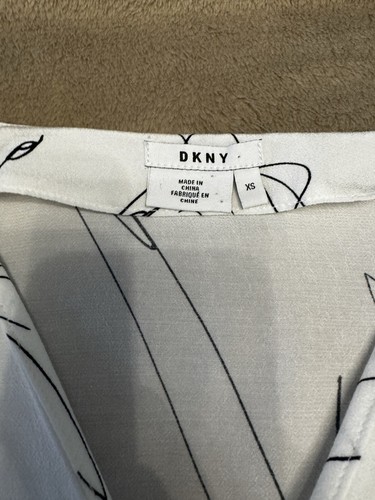 DKNY Women's Top XS White Scribble Floral Pattern 100% Viscose Ex Cond - Picture 6 of 7