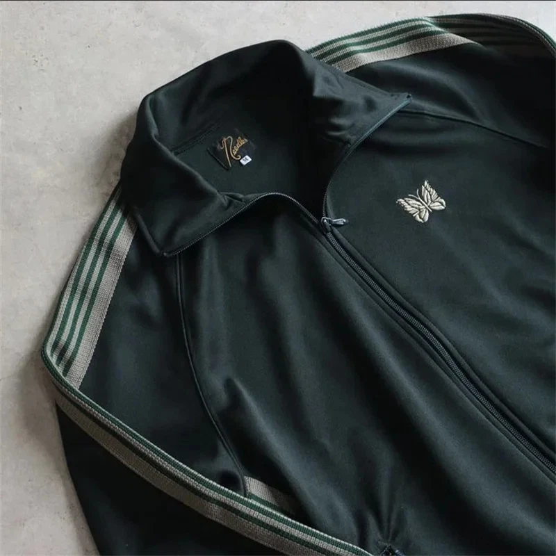 Chaqueta clásica a rayas con agujas bordadas de calidad Foto 3 de 4