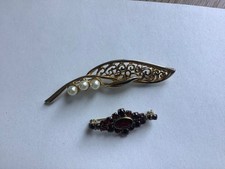 2 alte Broschen 1x goldfarben 1x Granat aus Omas Schätze 