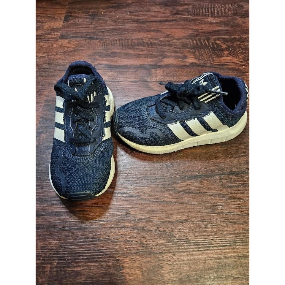 Adidas boys 9 1/2 c Adidas boys 9 1/2 c