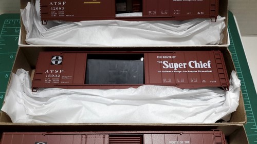 HO Scale Accurail 50' Steel Boxcar 3-Car Set 'Santa Fe Chiefs' Item #8107 - Picture 5 of 7
