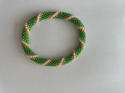 Buntes handgefertigtes Perlenarmband grün weiß gold