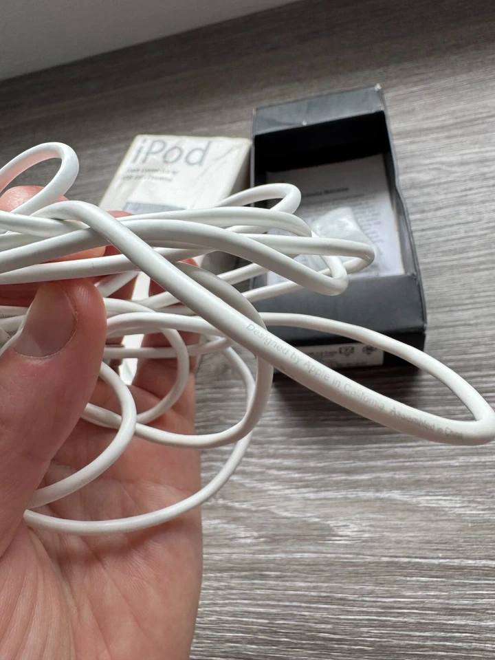 Boxed Apple Dock Connector to FireWire and USB 2.0 Y Cable for iPod (M9126G/A) - Image 4 of 4