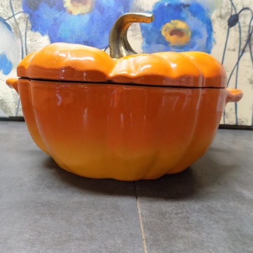 Staub Enameled Cast Iron - Fall Pumpkin Cocotte - Dutch Oven 3.5 Quart RARE - Picture 3 of 21