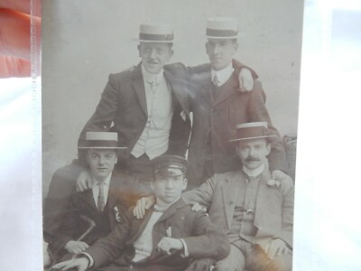 SUPERPORTRAIT EDWARDIANISCHER KUMPELS IN BOOTSMÜTZEN POSTKARTE - WELCHES SCHICKSAL IM 1. WELTKRIEG ?