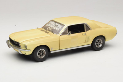 12958 Ford Mustang Coupe Yellow The Walking Dead Greenlight 1/18